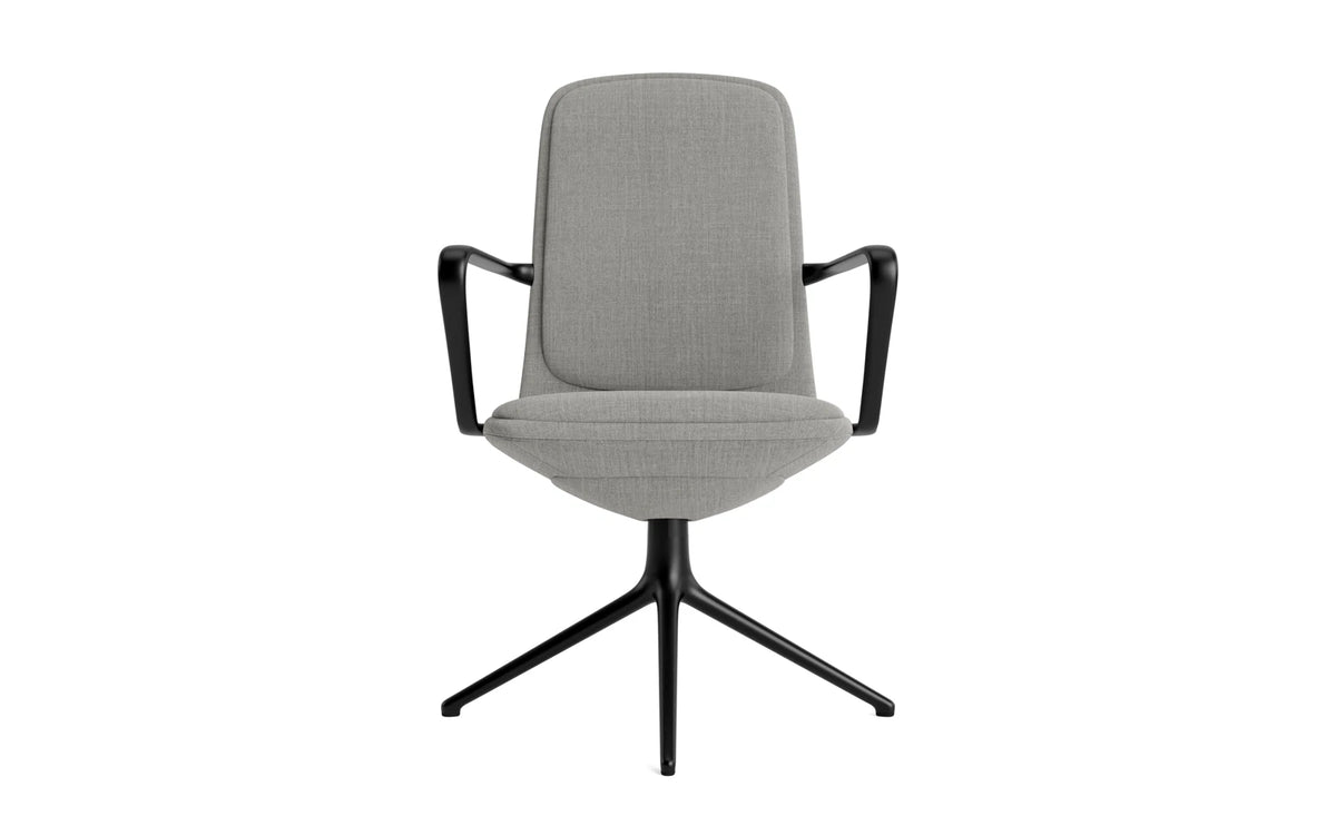 Off Armchair niedrig mit Drehgestell 4B Schwartz aluminium mit kissen Remix in Remix 133 präsentiert im Onlineshop von KAQTU Design AG. Bürostuhl ist von Normann Copenhagen