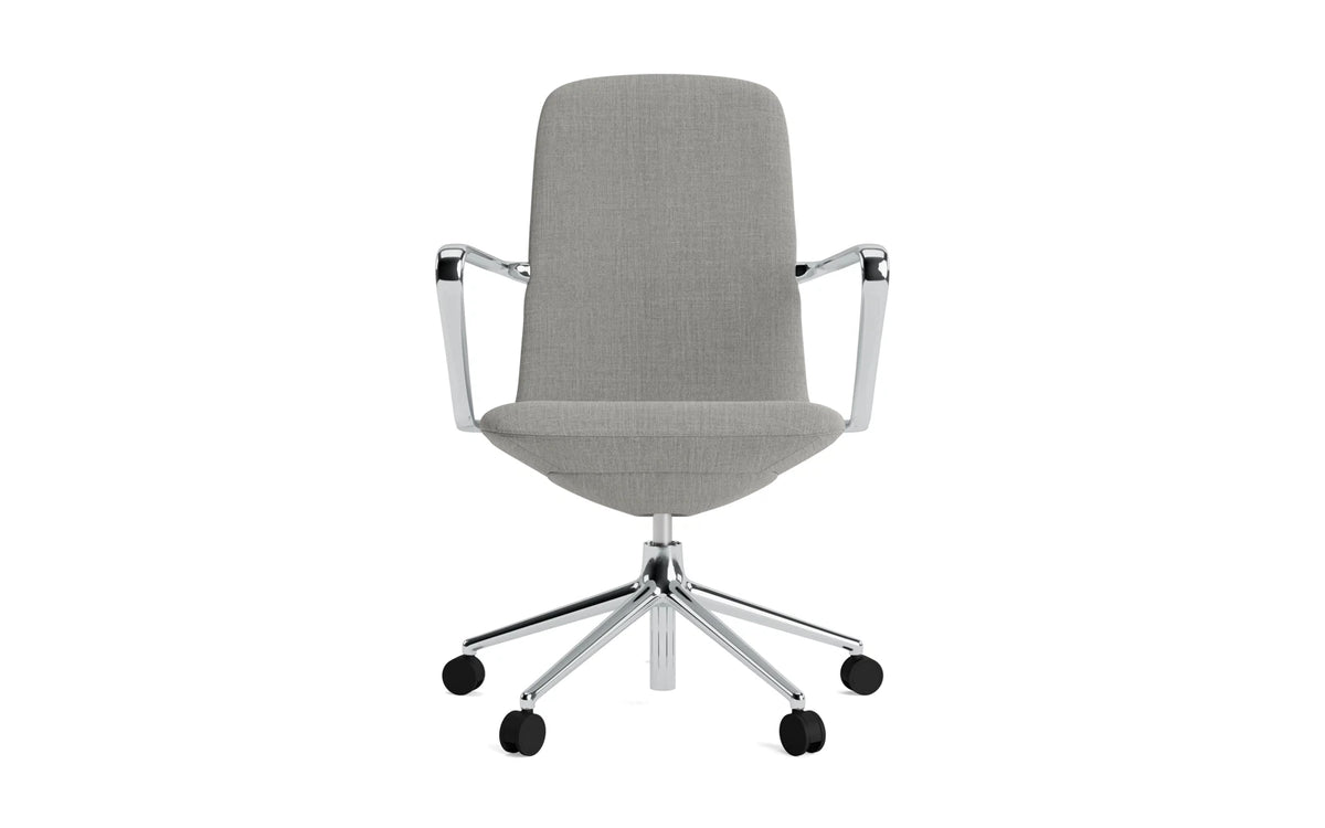 Off Armchair niedrig mit Drehgestell und Rollen Gaslift Aluminium Remix in Remix 133 präsentiert im Onlineshop von KAQTU Design AG. Bürostuhl ist von Normann Copenhagen