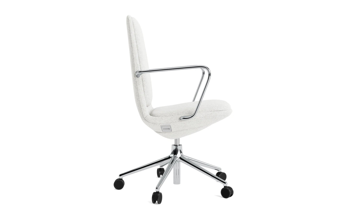 Off Armchair niedrig mit Drehgestell und Rollen Gaslift Aluminium mit Kissen Hallingdal in Hallingdal 110 präsentiert im Onlineshop von KAQTU Design AG. Bürostuhl ist von Normann Copenhagen