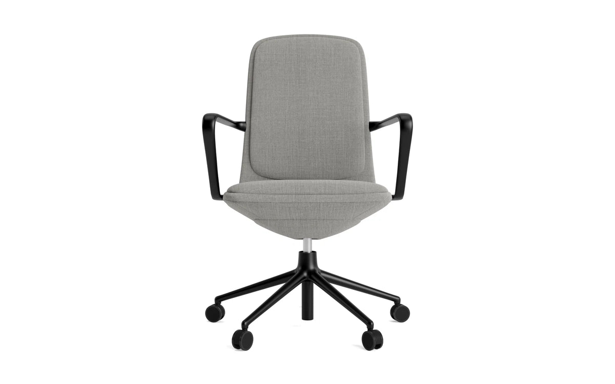 Off Armchair niedrig 5W gaslift schwarze aluminium mit kissen Remix in Remix 133 präsentiert im Onlineshop von KAQTU Design AG. Bürostuhl ist von Normann Copenhagen