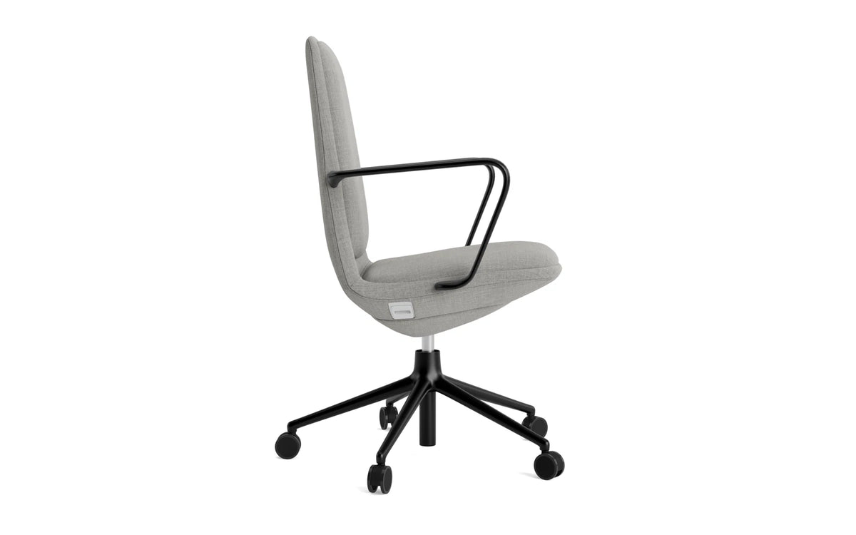 Off Armchair niedrig 5W gaslift schwarze aluminium mit kissen Remix in Remix 133 präsentiert im Onlineshop von KAQTU Design AG. Bürostuhl ist von Normann Copenhagen