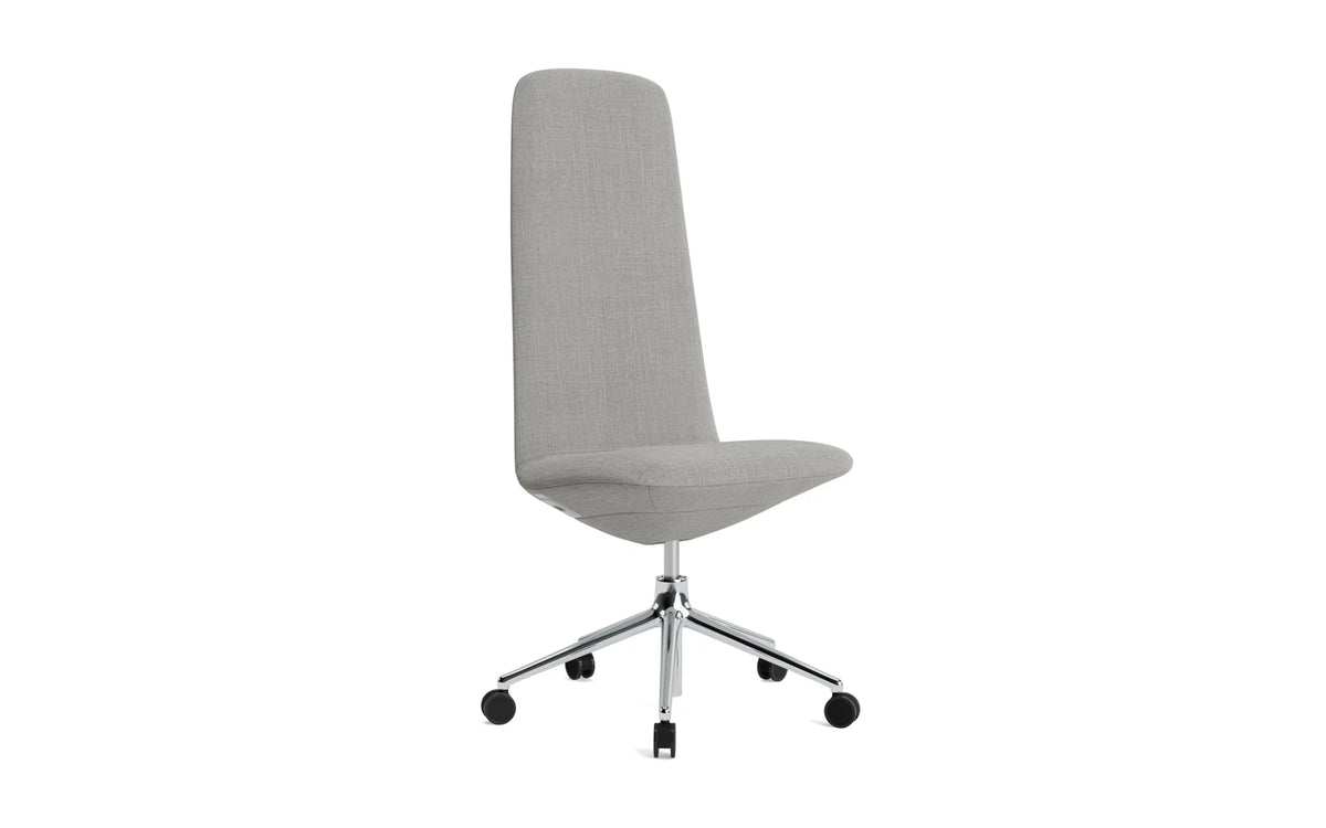 Off Chair Hoch mit Drehgestell und Rollen Gaslift Aluminium Remix in Remix 133 präsentiert im Onlineshop von KAQTU Design AG. Bürostuhl ist von Normann Copenhagen