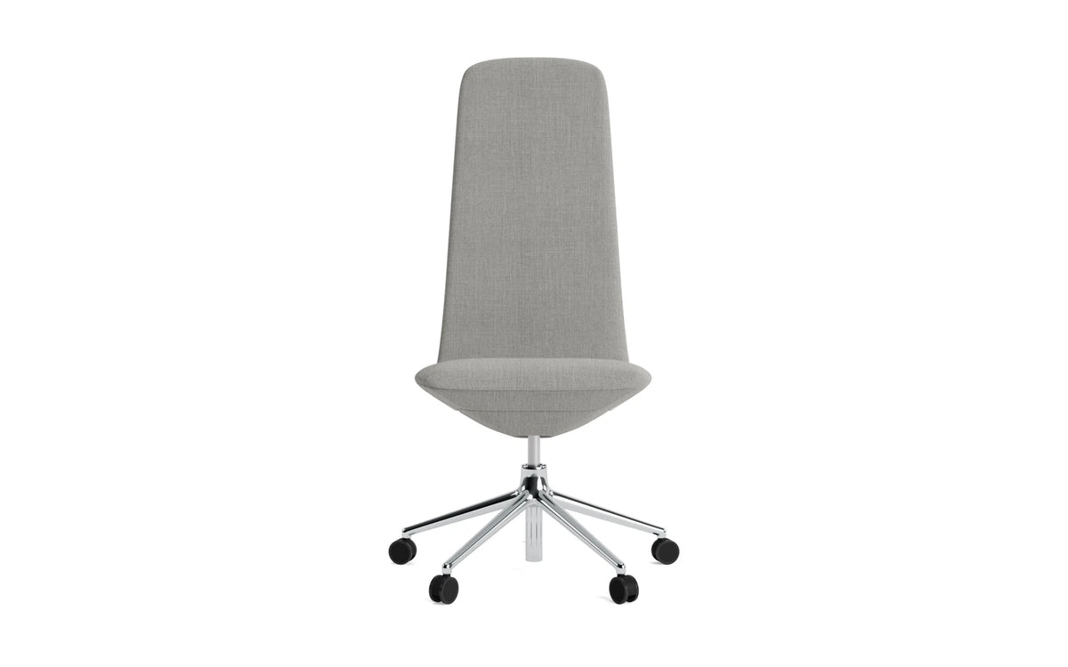 Off Chair Hoch mit Drehgestell und Rollen Gaslift Aluminium Remix in Remix 133 präsentiert im Onlineshop von KAQTU Design AG. Bürostuhl ist von Normann Copenhagen