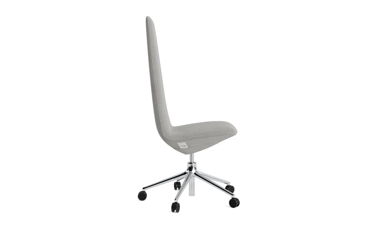 Off Chair Hoch mit Drehgestell und Rollen Gaslift Aluminium Remix in Remix 133 präsentiert im Onlineshop von KAQTU Design AG. Bürostuhl ist von Normann Copenhagen
