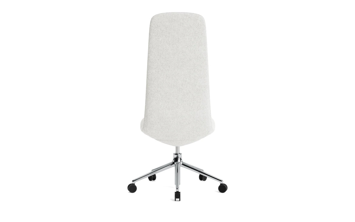 Off Chair Hoch mit Drehgestell und Rollen Gaslift Aluminium Hallingdal in Hallingdal 110 präsentiert im Onlineshop von KAQTU Design AG. Bürostuhl ist von Normann Copenhagen