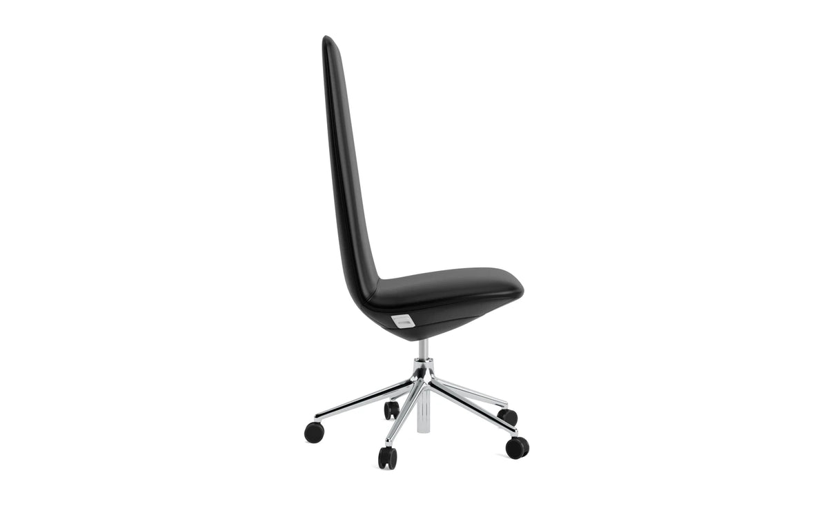 Off Chair Hoch mit Drehgestell und Rollen Gaslift Aluminium Ultra Leder in Ultra 41599 präsentiert im Onlineshop von KAQTU Design AG. Bürostuhl ist von Normann Copenhagen