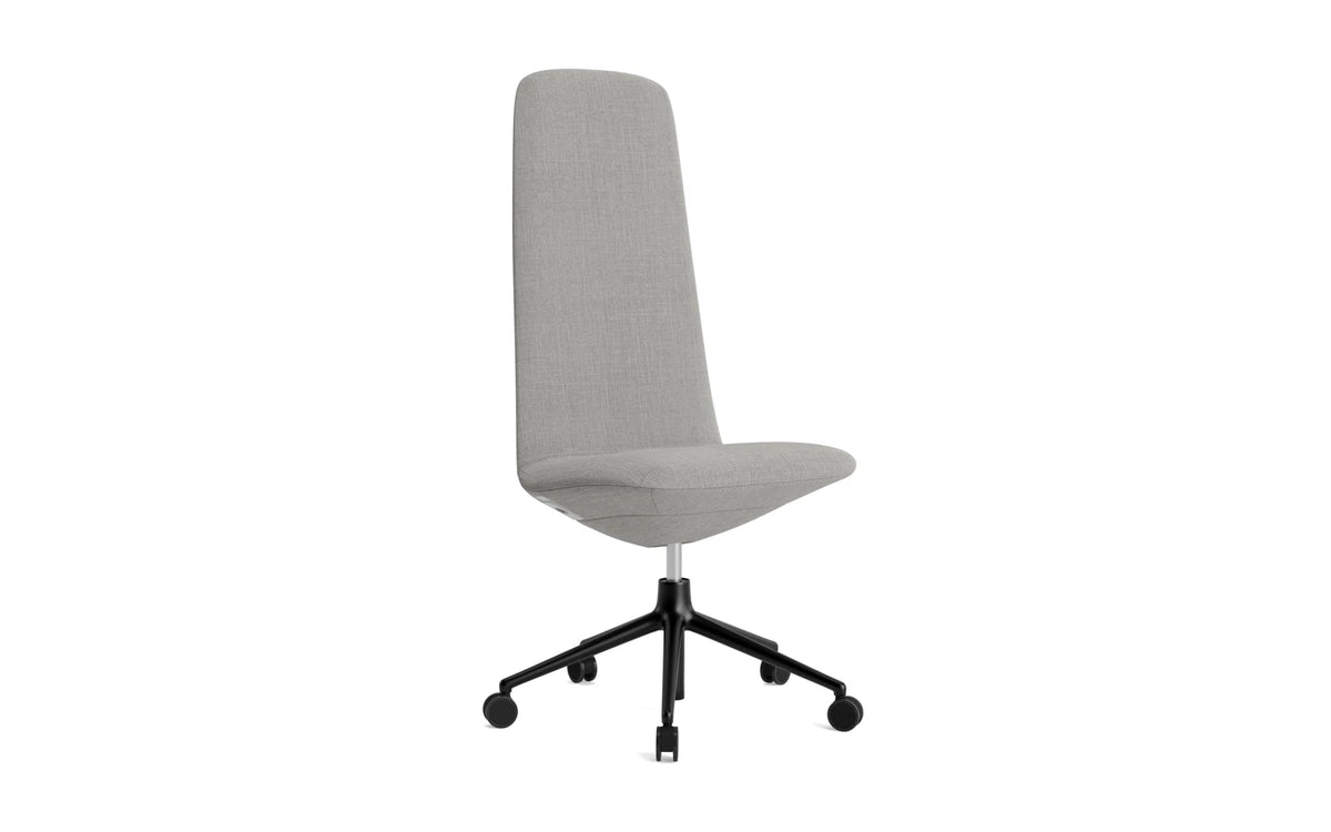 Off Chair Hoch mit Drehgestell und Rollen Gaslift schwarze Aluminium Remix in Remix 133 präsentiert im Onlineshop von KAQTU Design AG. Bürostuhl ist von Normann Copenhagen
