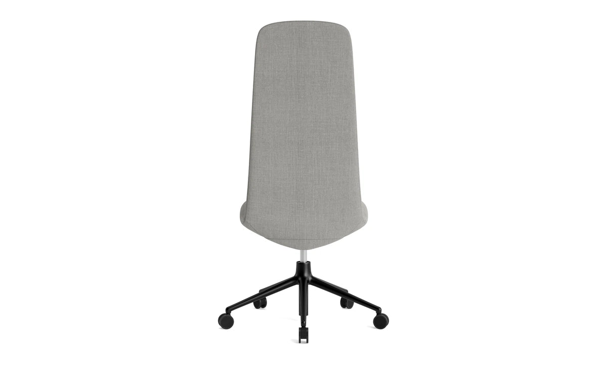Off Chair Hoch mit Drehgestell und Rollen Gaslift schwarze Aluminium Remix in Remix 133 präsentiert im Onlineshop von KAQTU Design AG. Bürostuhl ist von Normann Copenhagen