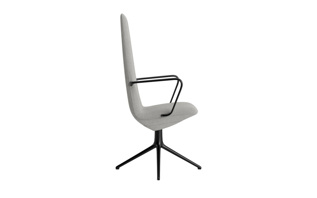 Off Armchair hoch mit Drehgestell 4B Schwartz aluminium Remix in Remix 133 präsentiert im Onlineshop von KAQTU Design AG. Bürostuhl ist von Normann Copenhagen