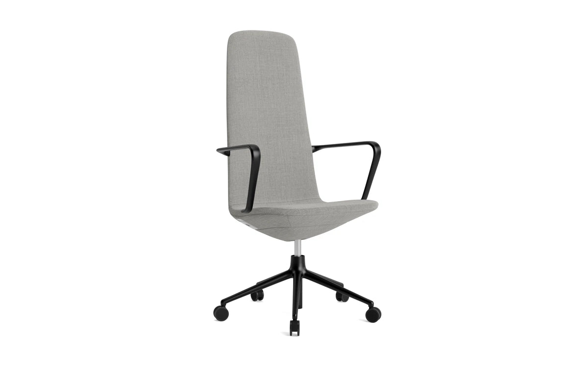 Off Armchair Hoch mit Drehgestell und Rollen Gaslift schwarze Aluminium Remix in Remix 133 präsentiert im Onlineshop von KAQTU Design AG. Bürostuhl ist von Normann Copenhagen