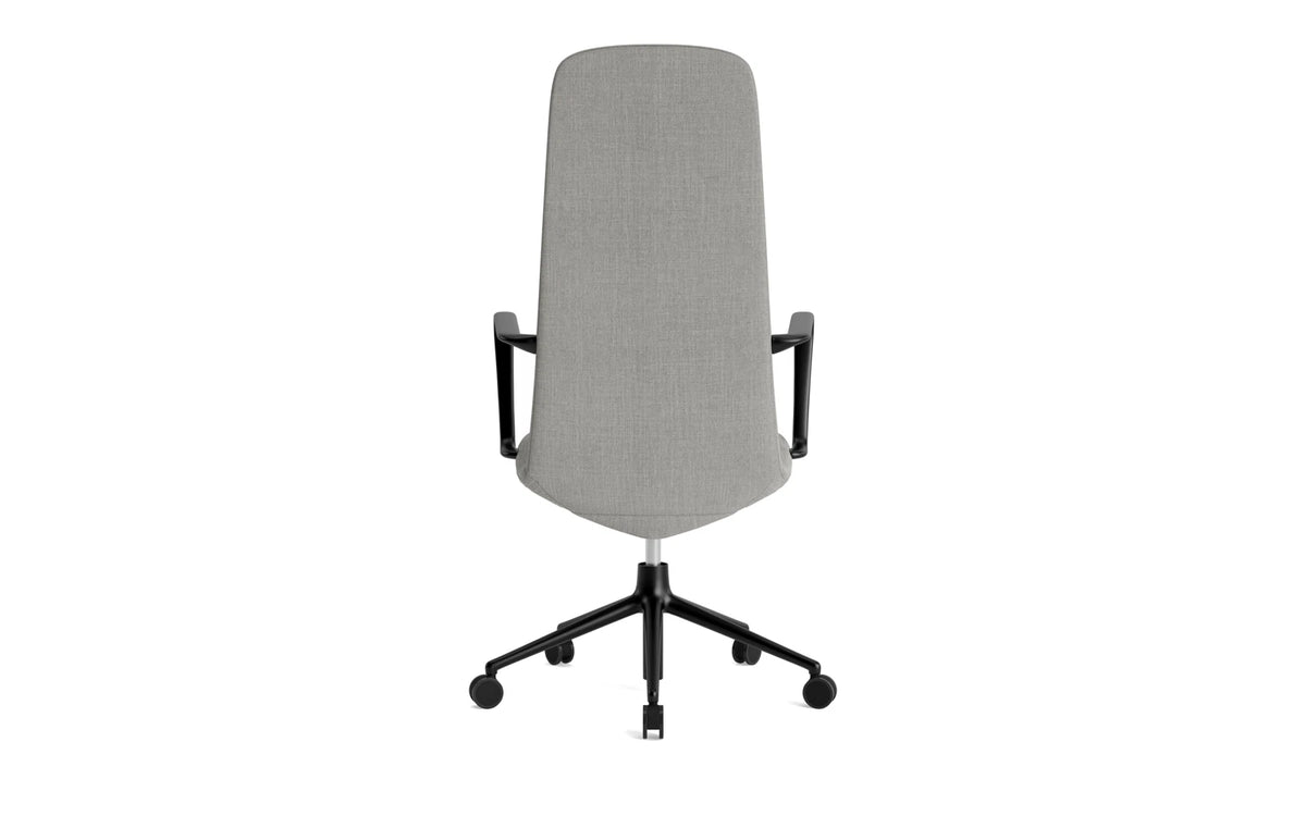 Off Armchair Hoch mit Drehgestell und Rollen Gaslift schwarze Aluminium Remix in Remix 133 präsentiert im Onlineshop von KAQTU Design AG. Bürostuhl ist von Normann Copenhagen