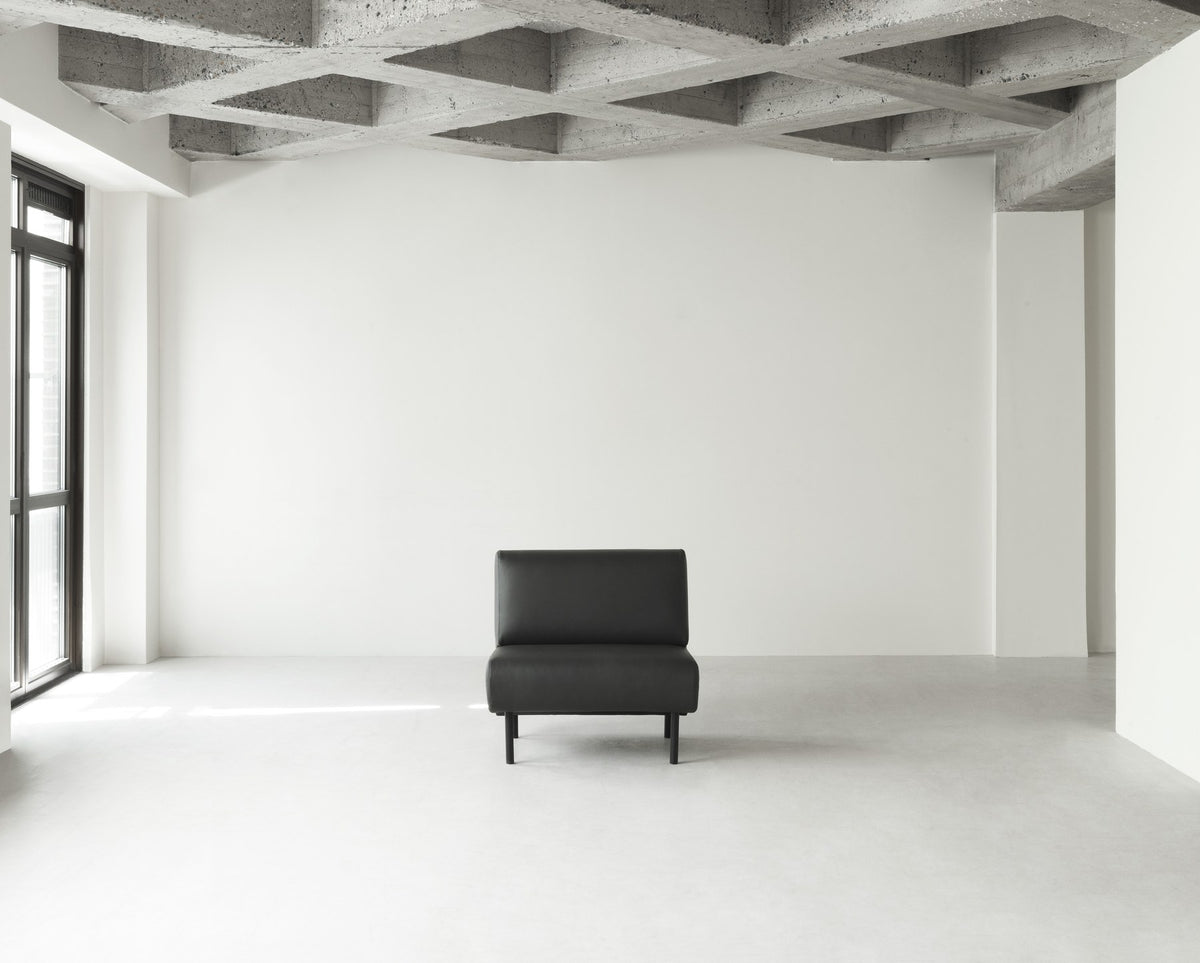 Schwarzes Frame Sofa von Normann Copenhagen mit gepolsterter Sitzfläche, abgewinkelter Rückenlehne und Beinen aus pulverbeschichtetem Stahl.