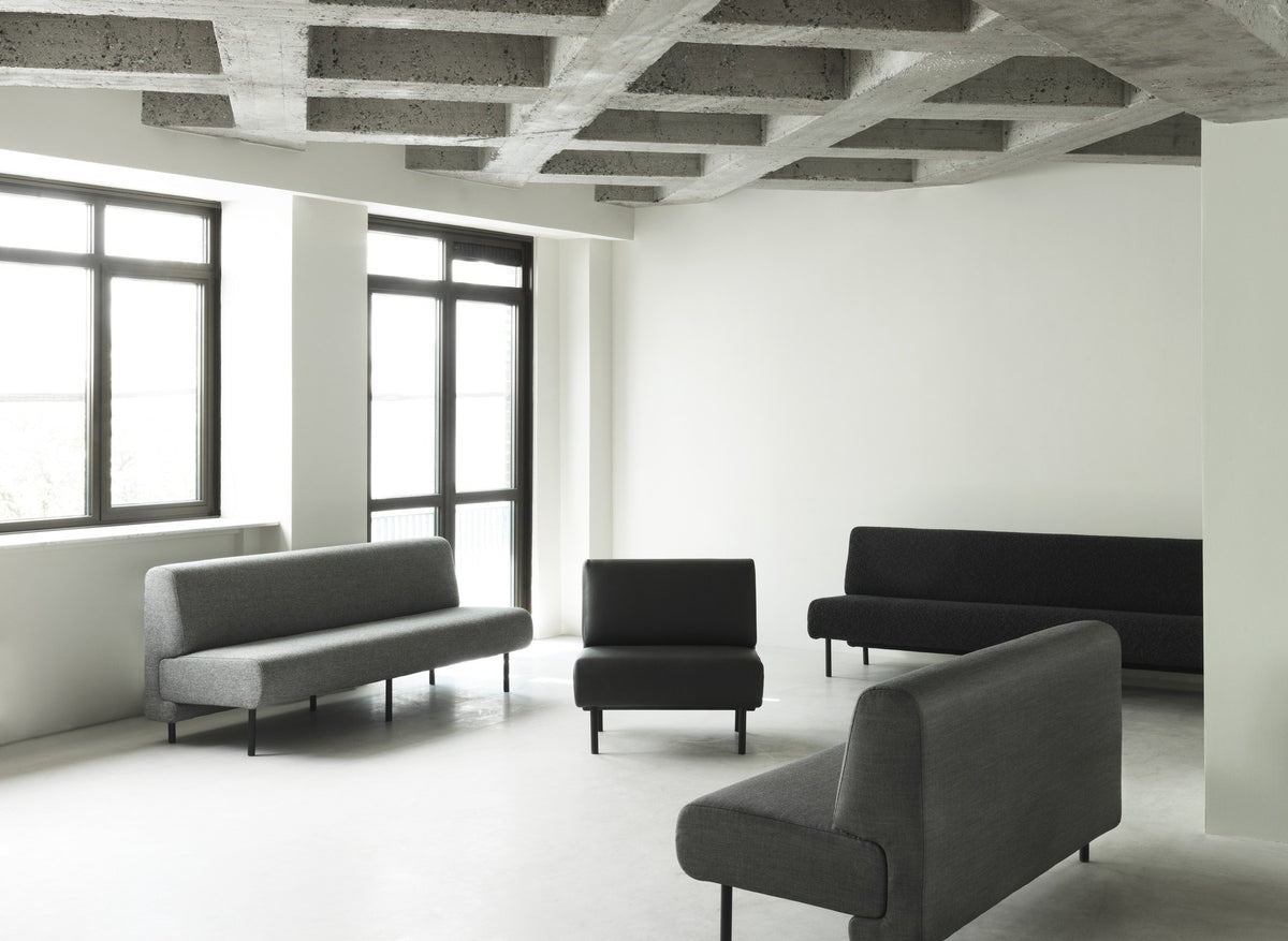 Schwarzes Frame Sofa von Normann Copenhagen mit gepolsterter Sitzfläche, abgewinkelter Rückenlehne und Beinen aus pulverbeschichtetem Stahl.
