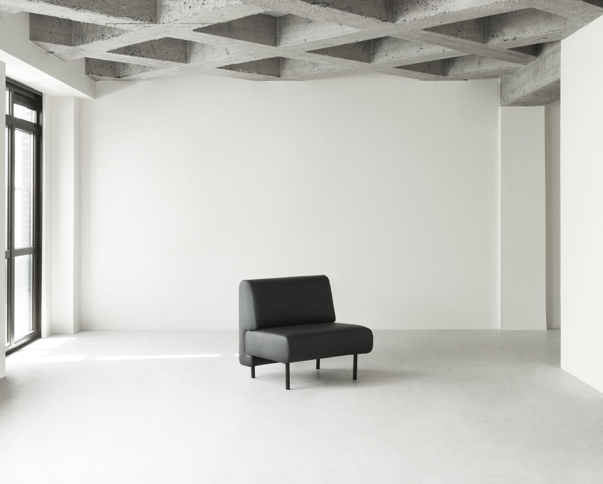 Schwarzes Frame Sofa von Normann Copenhagen mit gepolsterter Sitzfläche, abgewinkelter Rückenlehne und Beinen aus pulverbeschichtetem Stahl.