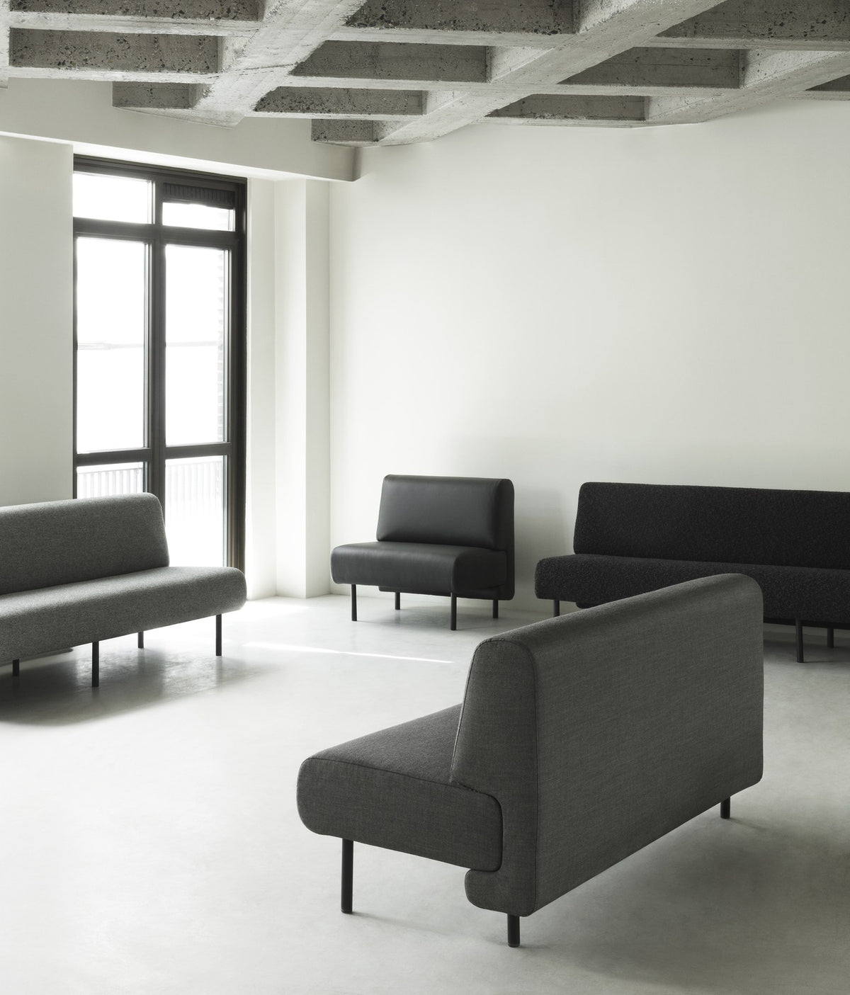 Schwarzes Frame Sofa von Normann Copenhagen mit gepolsterter Sitzfläche, abgewinkelter Rückenlehne und Beinen aus pulverbeschichtetem Stahl.
