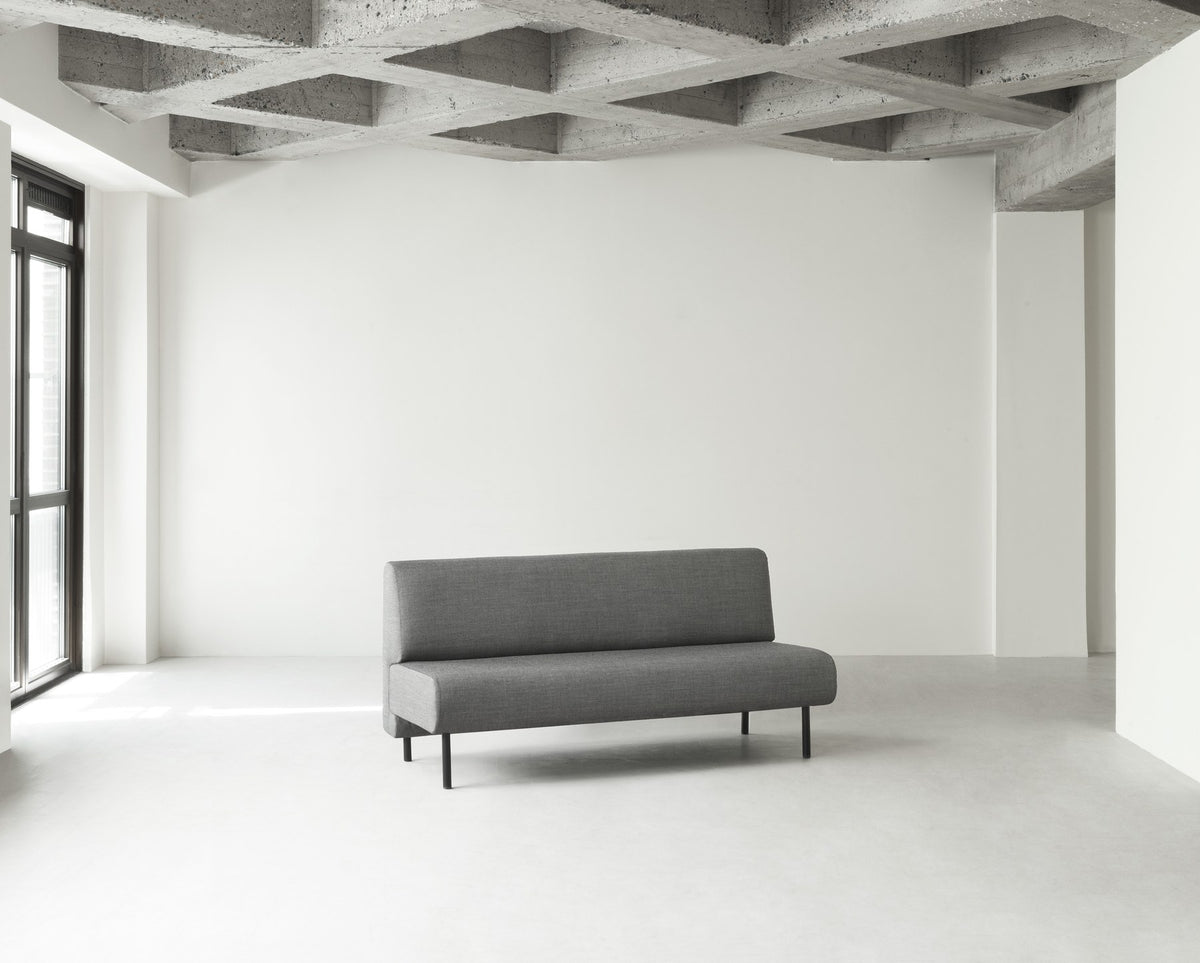 Schwarzes Frame Sofa von Normann Copenhagen mit gepolsterter Sitzfläche, abgewinkelter Rückenlehne und Beinen aus pulverbeschichtetem Stahl.