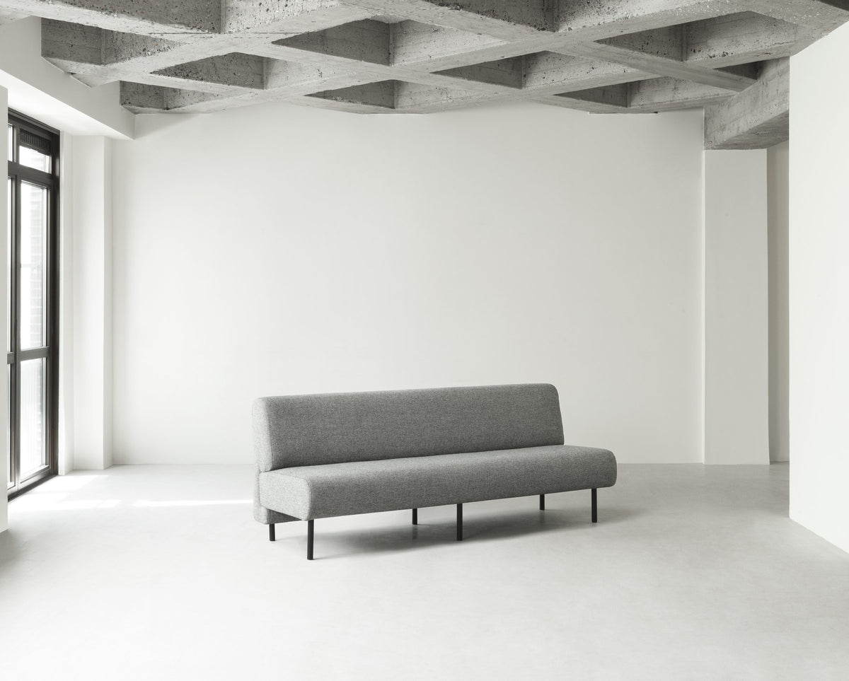 Schwarzes Frame Sofa von Normann Copenhagen mit gepolsterter Sitzfläche, abgewinkelter Rückenlehne und Beinen aus pulverbeschichtetem Stahl.