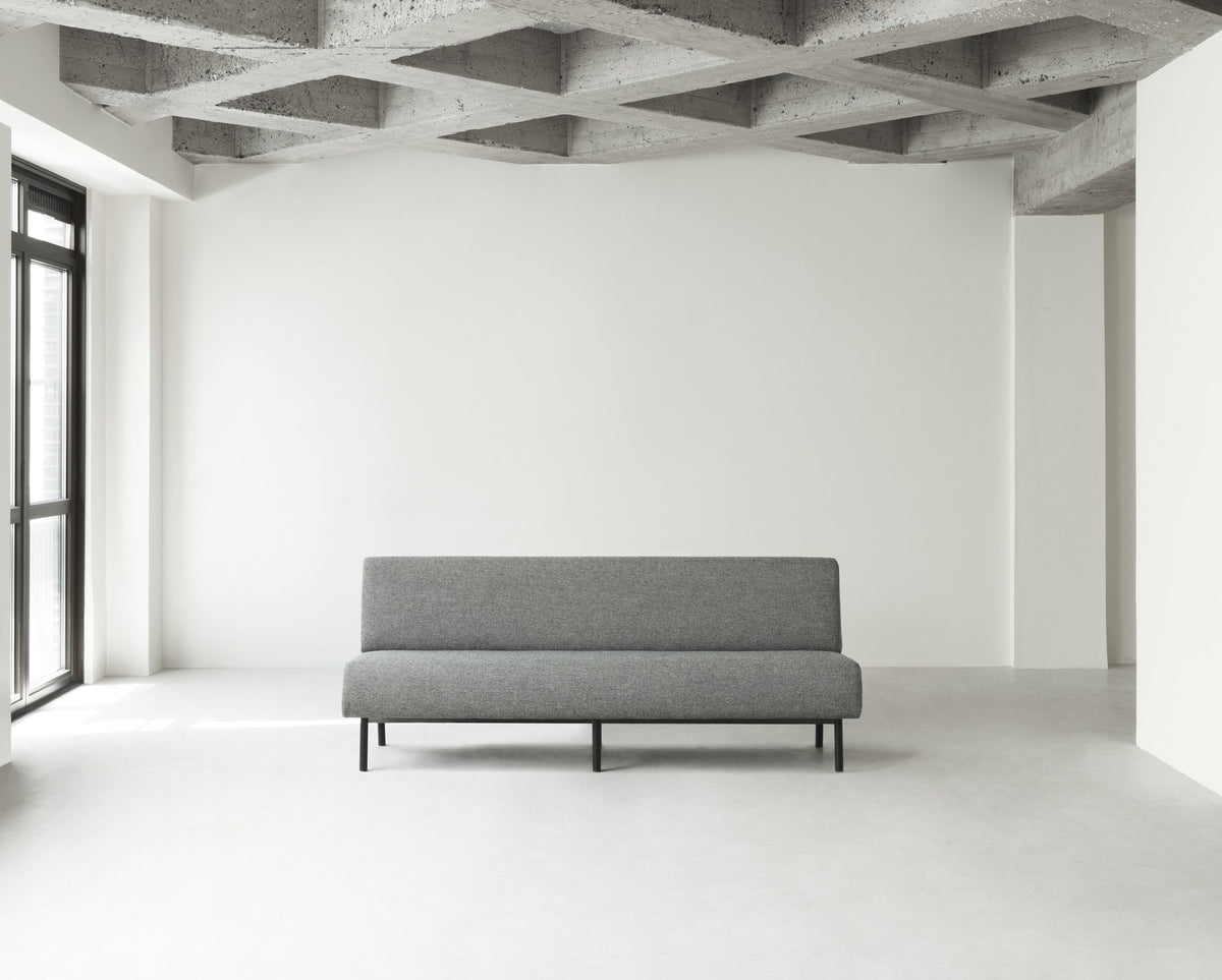 Schwarzes Frame Sofa von Normann Copenhagen mit gepolsterter Sitzfläche, abgewinkelter Rückenlehne und Beinen aus pulverbeschichtetem Stahl.