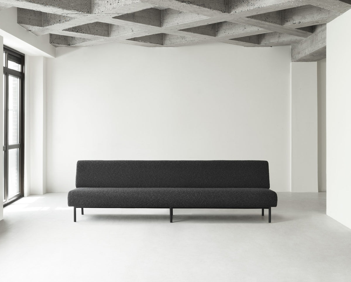 Schwarzes Frame Sofa von Normann Copenhagen mit gepolsterter Sitzfläche, abgewinkelter Rückenlehne und Beinen aus pulverbeschichtetem Stahl.