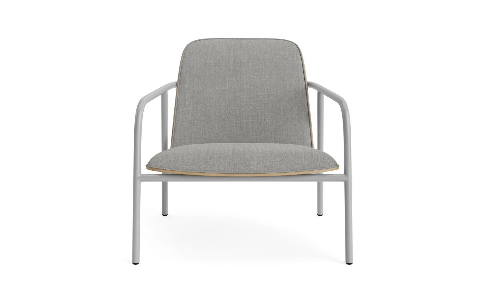 Entdecken Sie den Pad Lounge-Sessel von Normann Copenhagen: Eleganz aus grauem Stahl und Eiche, vereint Komfort und modernes Design.