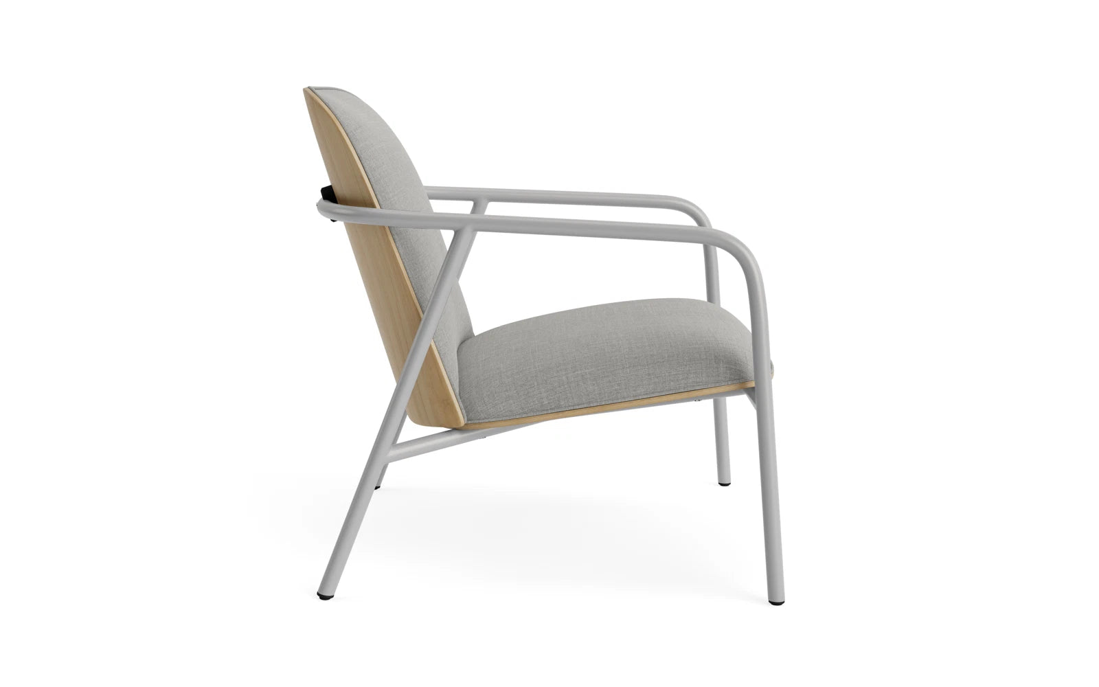 Erleben Sie den Pad Lounge-Sessel von Normann Copenhagen: Grauer Stahl und Eiche vereinen sich in einem stilvollen, komfortablen Möbelstück.