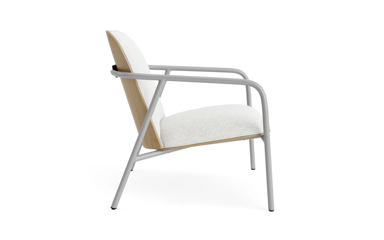 Erleben Sie den Pad Lounge-Sessel von Normann Copenhagen: Grauer Stahl trifft auf edles Eichenholz und Hallingdal-Textil für höchsten Komfort.