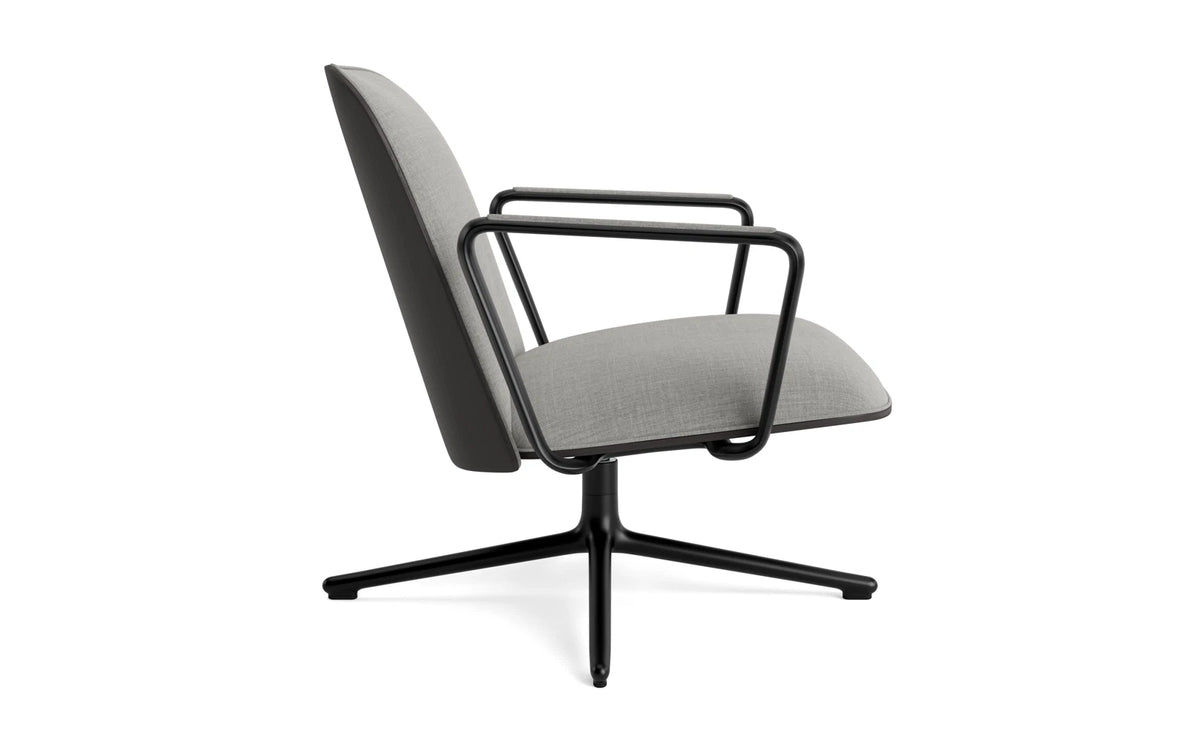 Pad Lounge-Sessel niedrig mit Drehgestell Schwarz Alu Schwarz/Remix in Remix 133 präsentiert im Onlineshop von KAQTU Design AG. Drehsessel ist von Normann Copenhagen