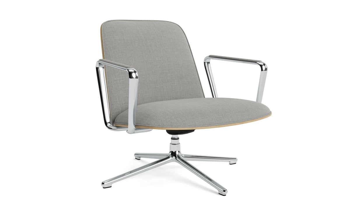 Pad Lounge-Sessel niedrig mit Drehgestell und Kippfunktion alu und Eiche/Remix in Remix 133 präsentiert im Onlineshop von KAQTU Design AG. Drehsessel ist von Normann Copenhagen