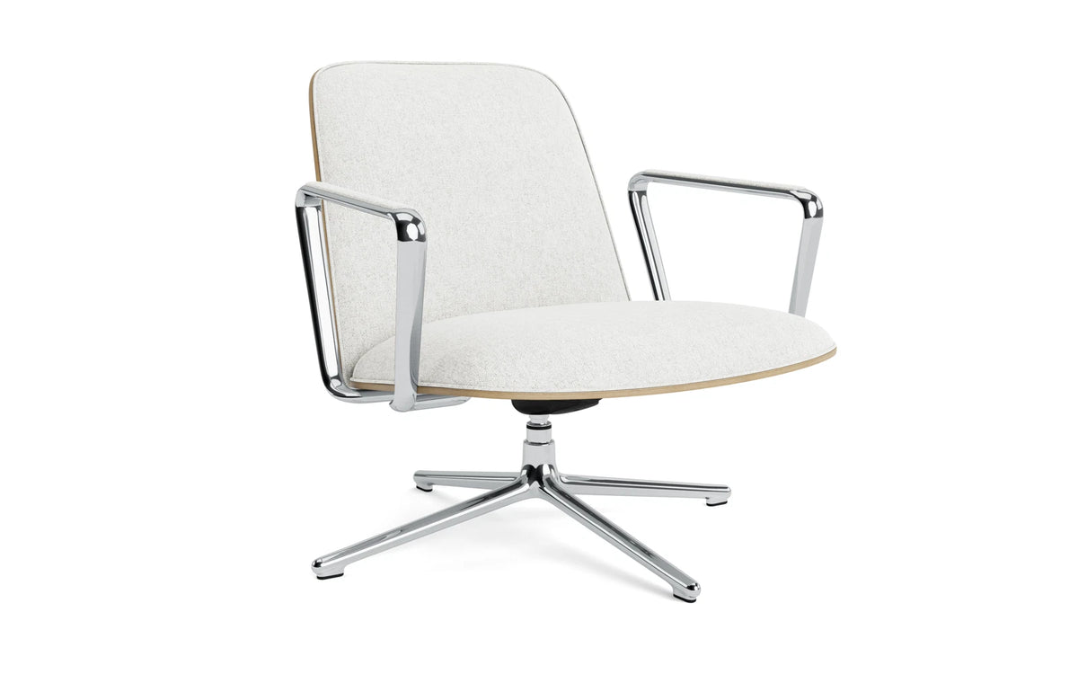 Pad Lounge-Sessel niedrig mit Drehgestell und Kippfunktion alu und Eiche/Hallingdal in Hallingdal 110 präsentiert im Onlineshop von KAQTU Design AG. Drehsessel ist von Normann Copenhagen