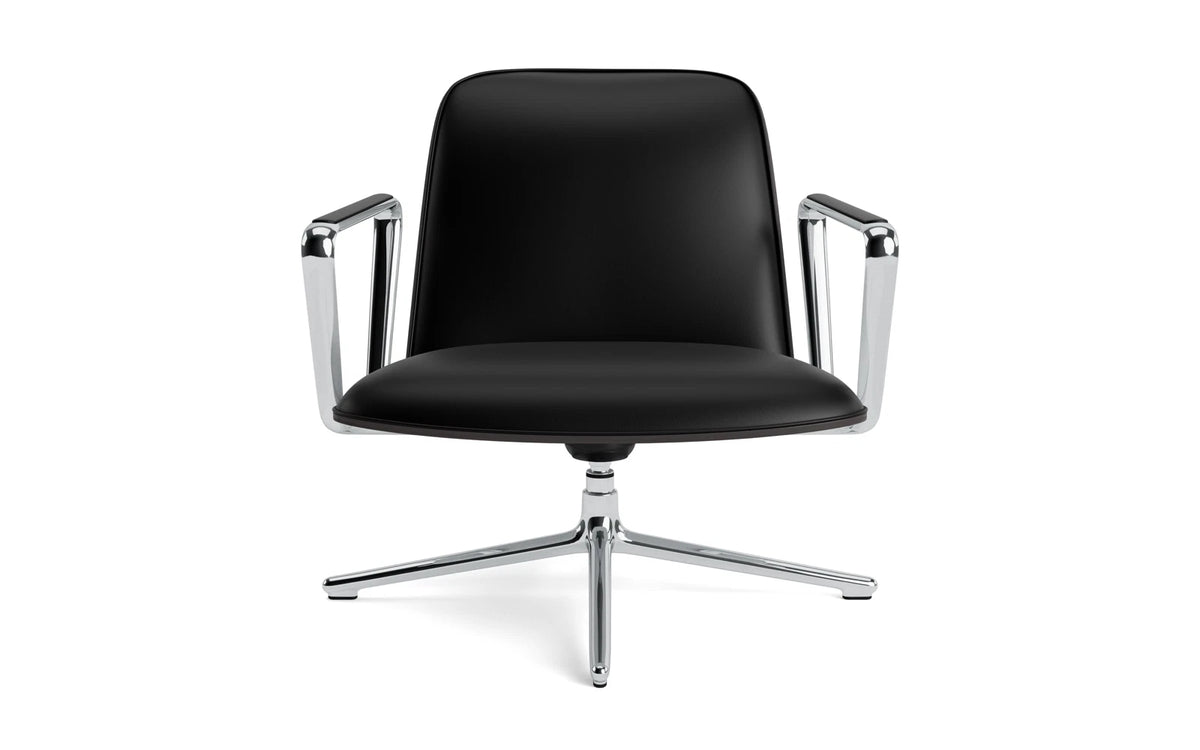 Pad Lounge-Sessel niedrig mit Drehgestell und Kippfunktion alu und Schwarz/Ultra in Ultra 41599 präsentiert im Onlineshop von KAQTU Design AG. Drehsessel ist von Normann Copenhagen