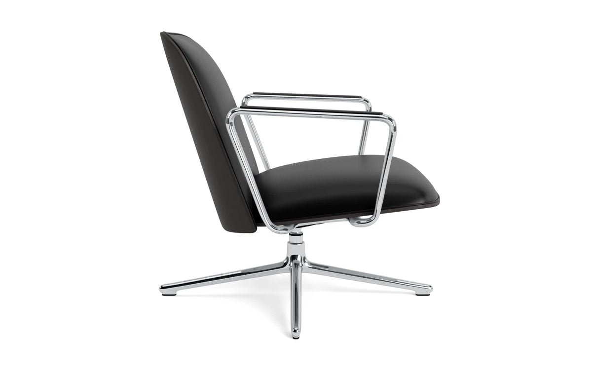 Pad Lounge-Sessel niedrig mit Drehgestell und Kippfunktion alu und Schwarz/Ultra in Ultra 41599 präsentiert im Onlineshop von KAQTU Design AG. Drehsessel ist von Normann Copenhagen