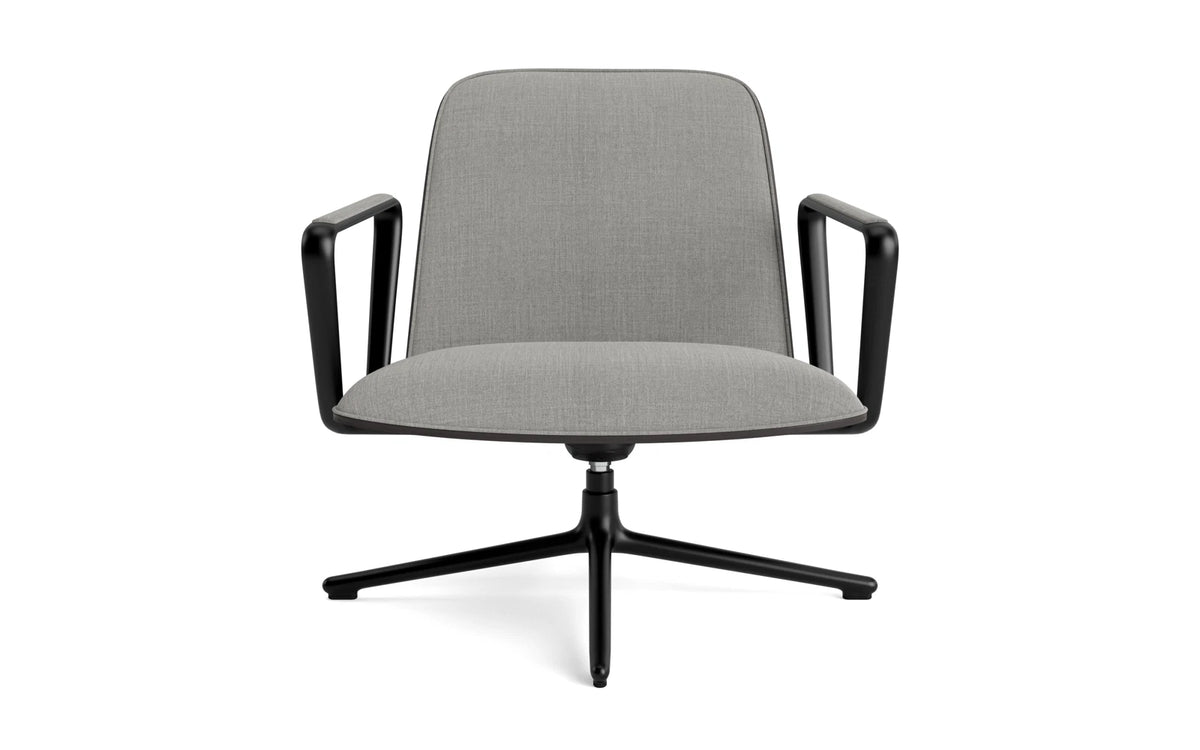 Pad Lounge-Sessel niedrig mit Drehgestell und Kippfunktion Schwarz Alu Schwarz/Remix in Remix 133 präsentiert im Onlineshop von KAQTU Design AG. Drehsessel ist von Normann Copenhagen