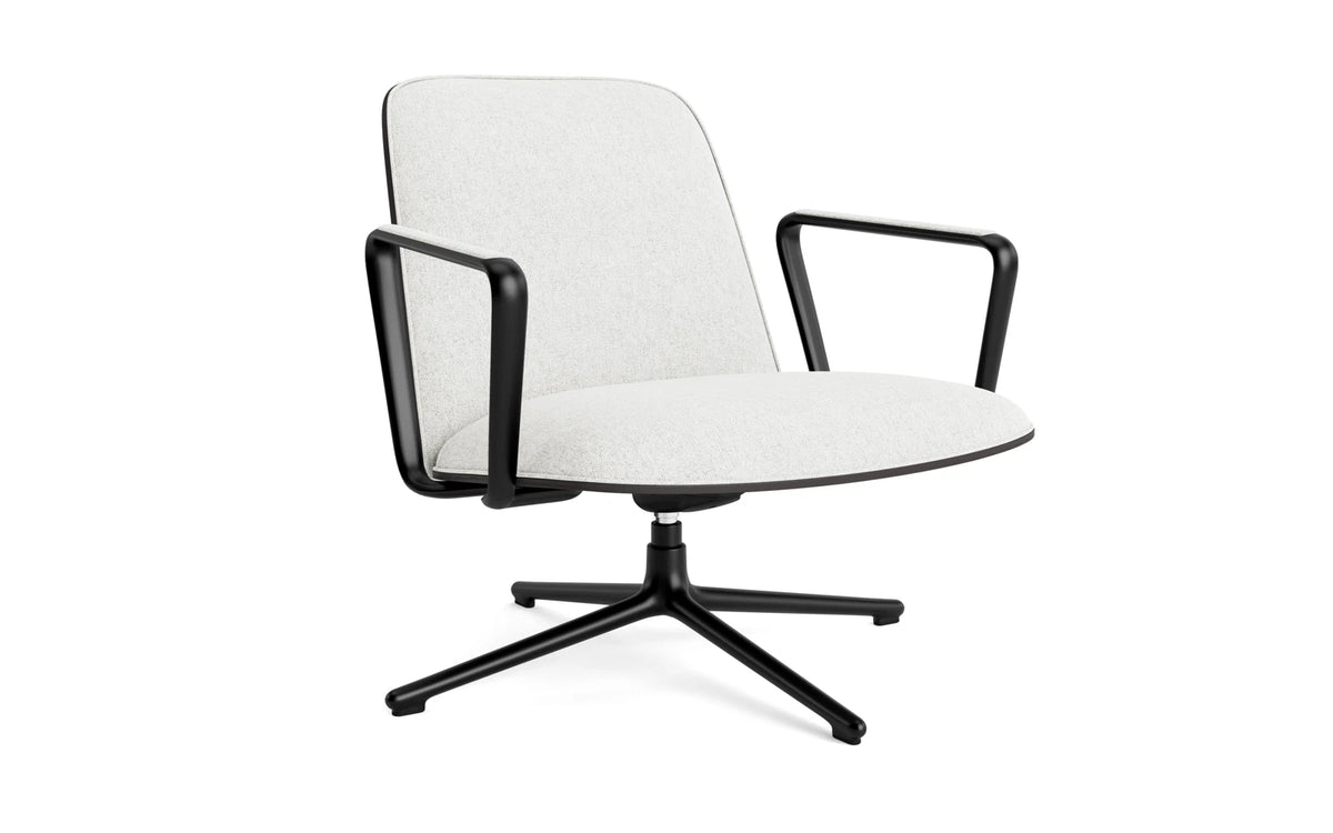 Pad Lounge-Sessel niedrig mit Drehgestell und Kippfunktion Schwarz Alu Schwarz/Hallingdal in Hallingdal 110 präsentiert im Onlineshop von KAQTU Design AG. Drehsessel ist von Normann Copenhagen