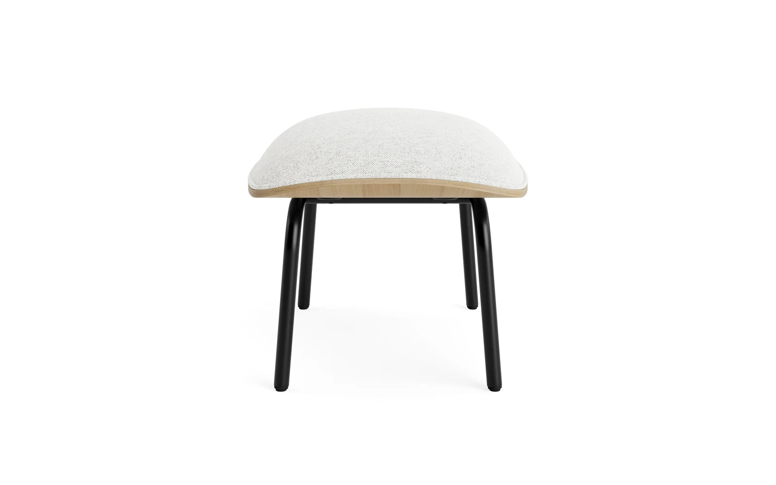 Erleben Sie den eleganten Pad Fusshocker von Normann Copenhagen – eine stilvolle Fusion aus robustem schwarzem Stahl und edlem Eichenfurnier, perfekt für jeden Raum.