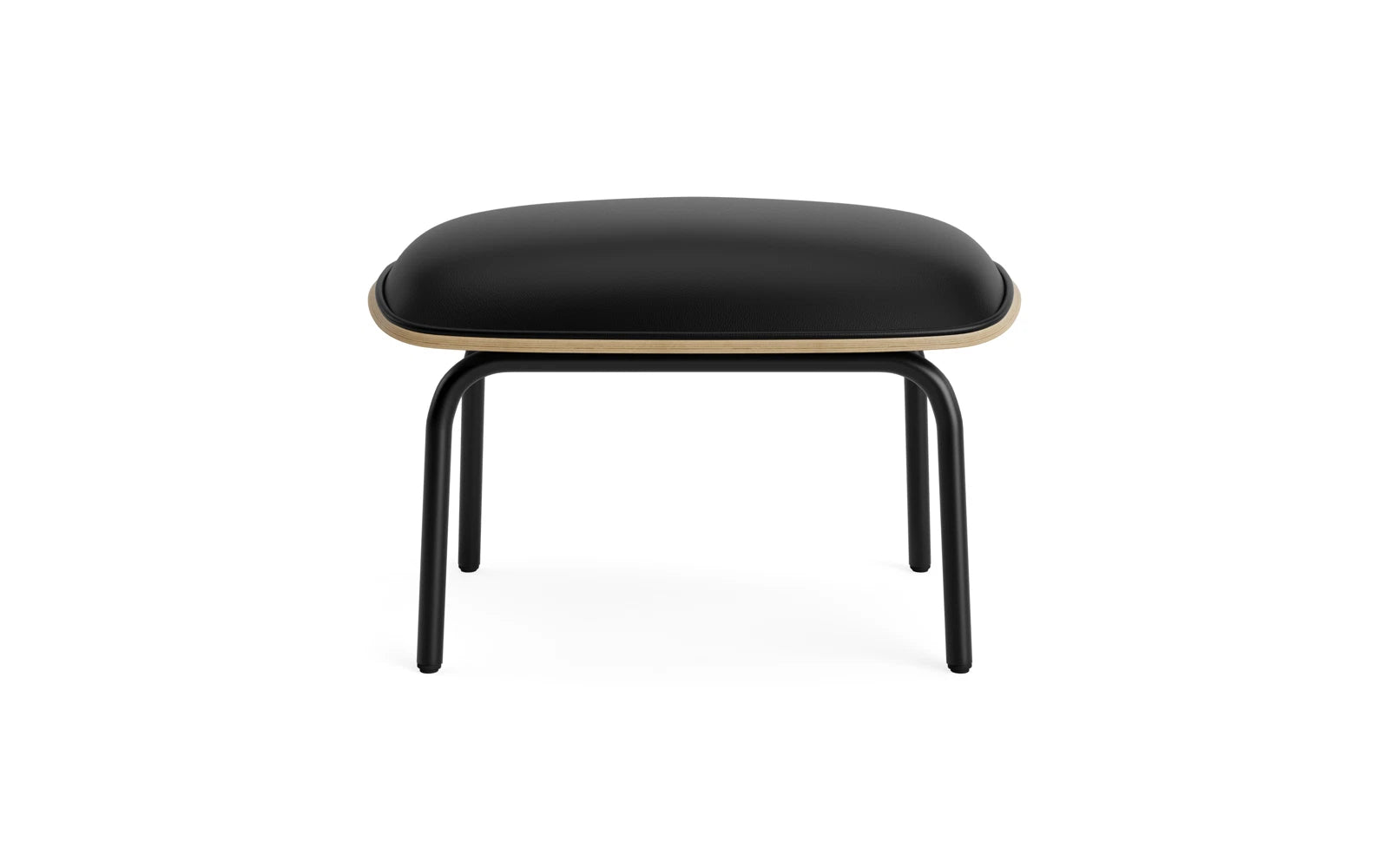 Entdecken Sie den eleganten Pad Fusshocker von Normann Copenhagen – eine stilvolle Kombination aus schwarzem Stahl und Eichenfurnier, ideal für jedes Interieur.