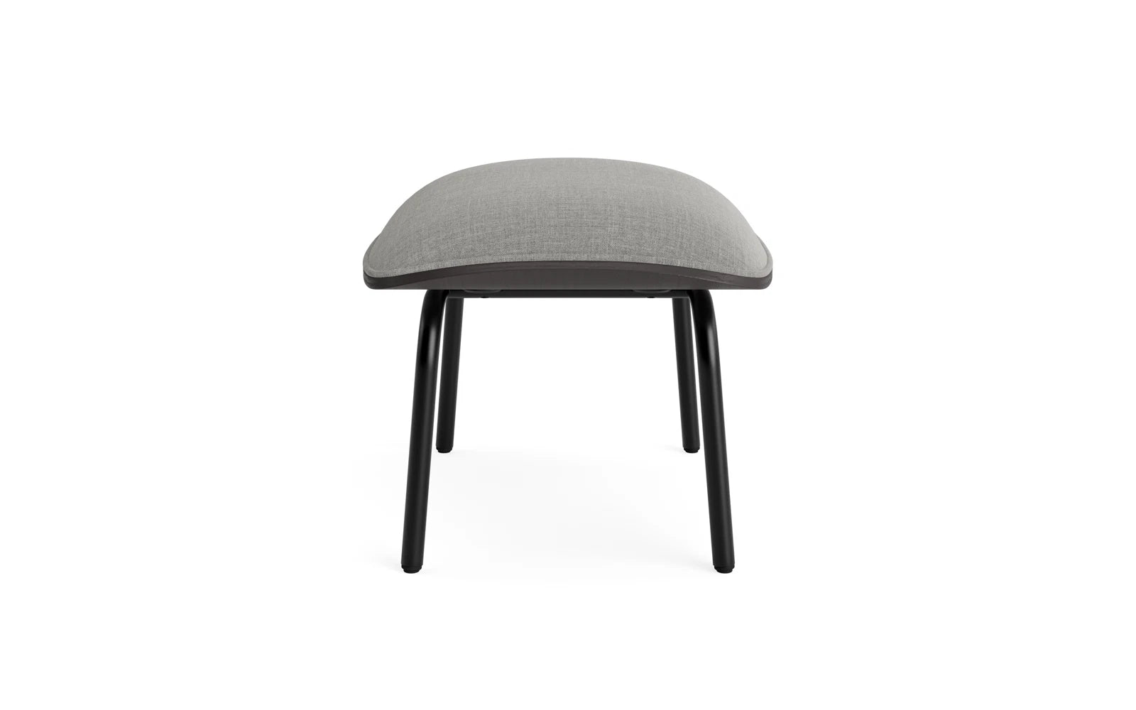 Der elegante Pad Fußhocker von Normann Copenhagen kombiniert robusten schwarzen Stahl mit zeitgemäßem Stil. Perfekt für jedes moderne Zuhause.
