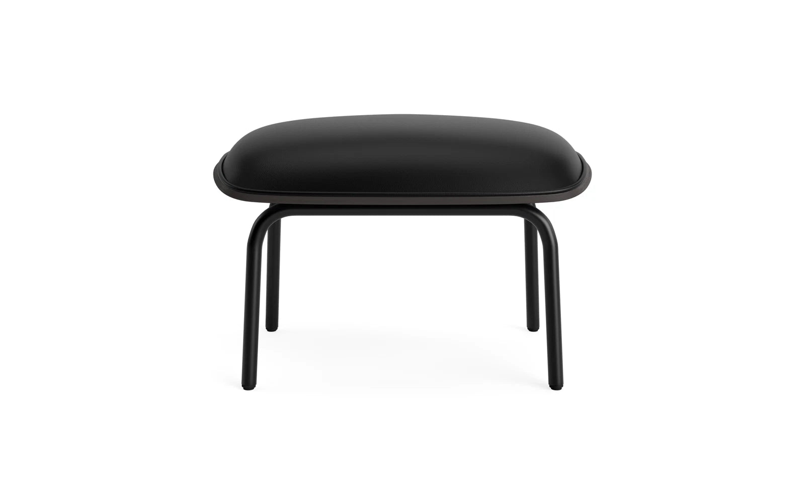 Entdecken Sie den eleganten Pad Fusshocker von Normann Copenhagen – eine perfekte Fusion aus robustem Stahl und luxuriösem Komfort, ideal für stilvolle Lounges.