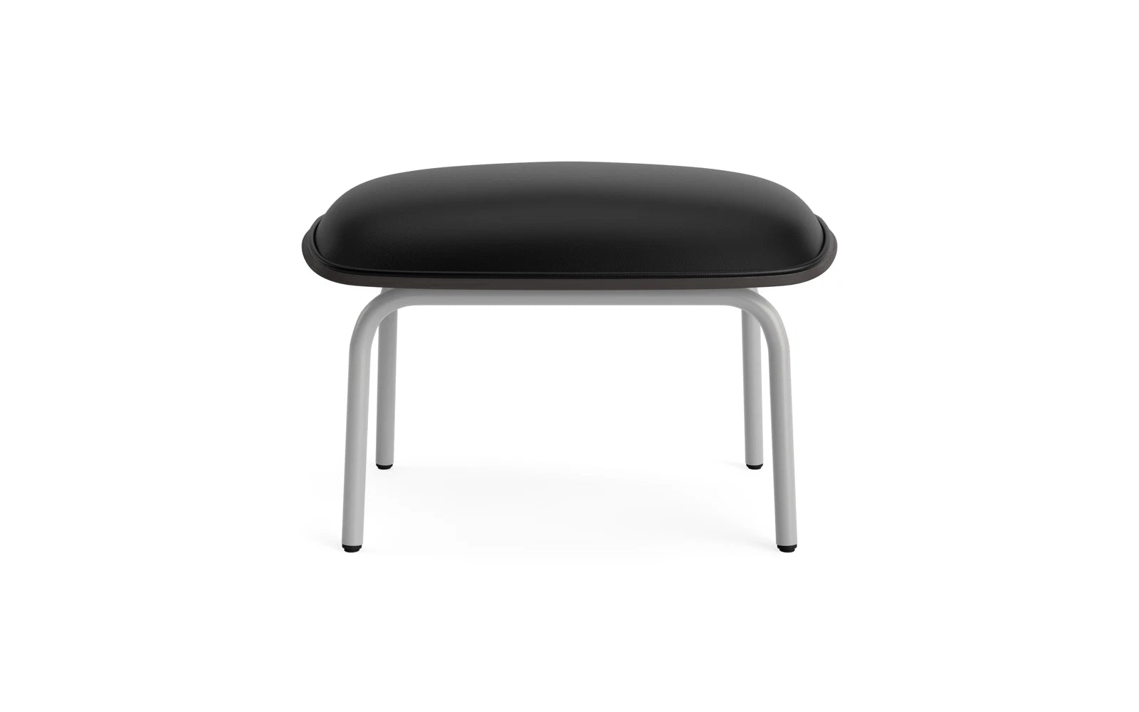 Entdecken Sie den stilvollen Pad Fusshocker von Normann Copenhagen. Graues Stahlgestell und komfortable Polsterung vereinen Eleganz und Funktionalität.