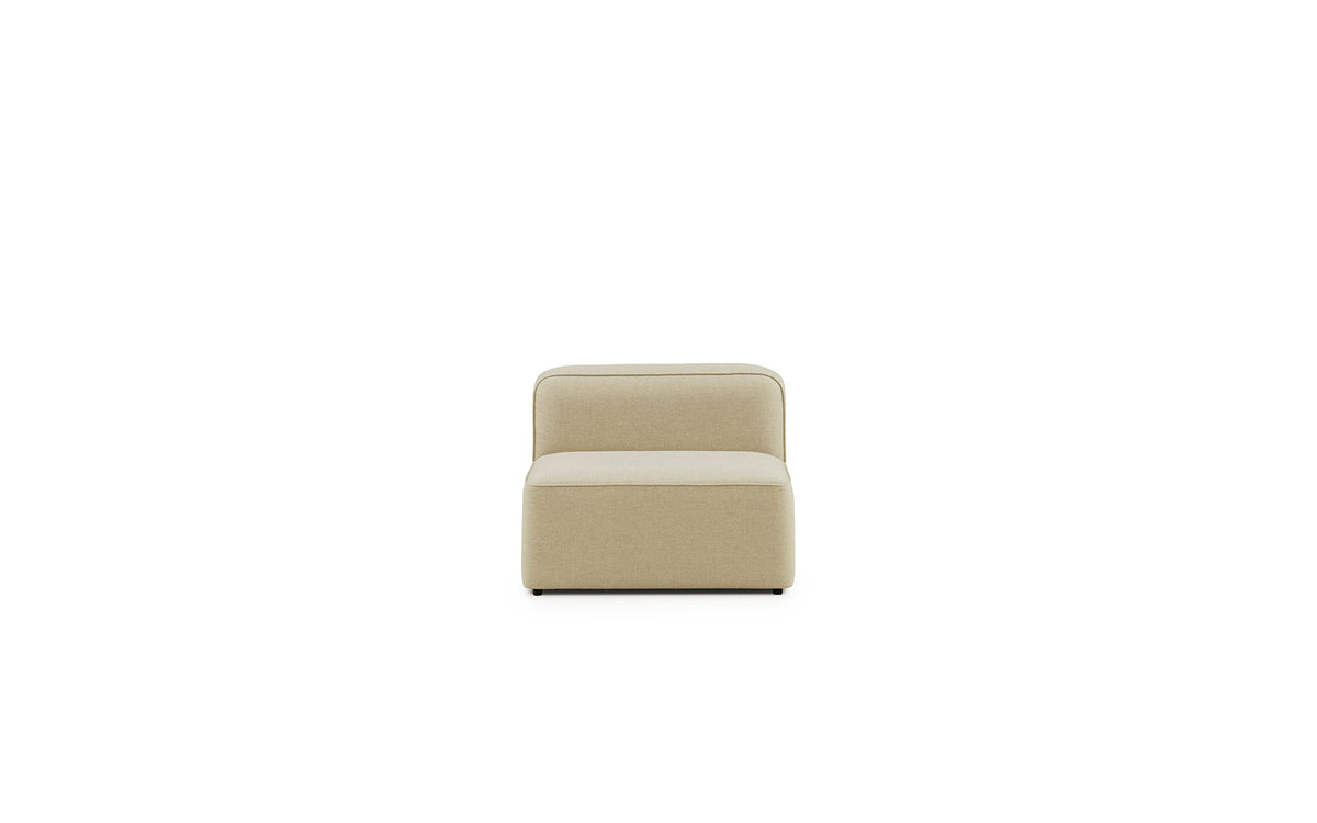 Foto des Rope Modulsofas 100 schmal, Mitte von Normann Copenhagen mit Stoffbezug in Main Line Flax20, Holzrahmen und schwarzen Kunststoffbeinen.