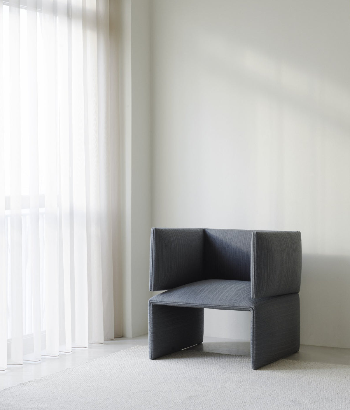 Fold Lounge-Sessel von Normann Copenhagen in Anthrazit, geometrische Form mit gefalteten Linien, gepolsterte Armlehnen und Rückenlehne.