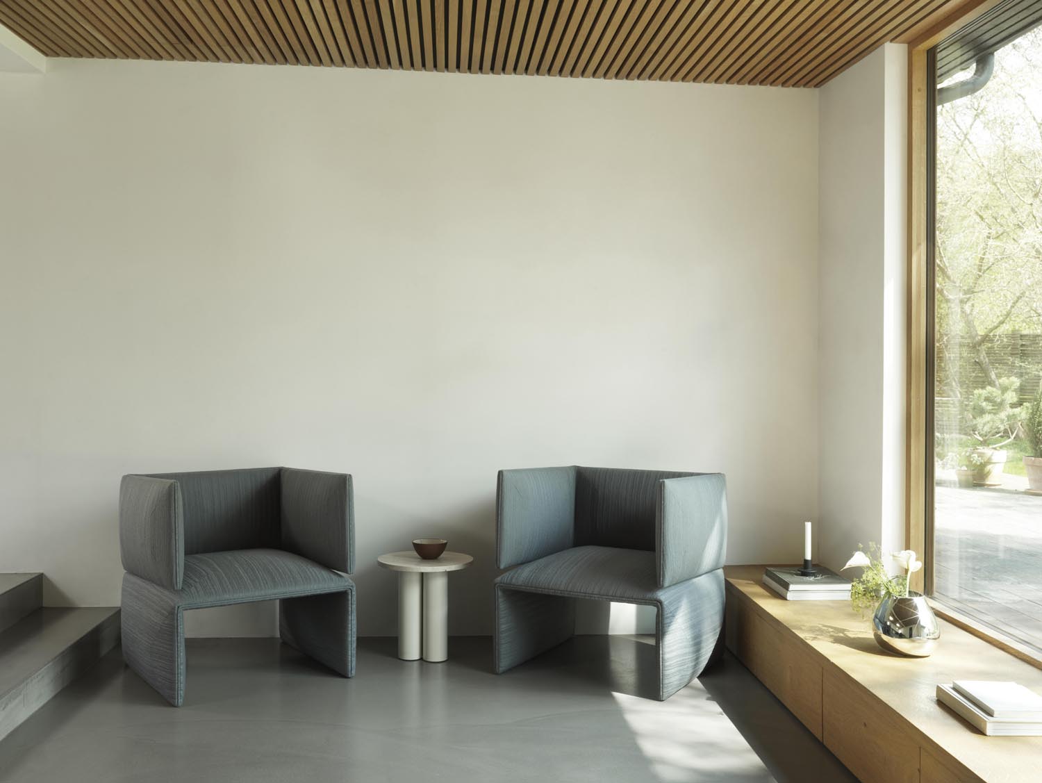 Erleben Sie den Fold Lounge-Sessel Ultra von Normann Copenhagen – ein Meisterwerk des Designs, das Eleganz und Funktionalität harmonisch verbindet.