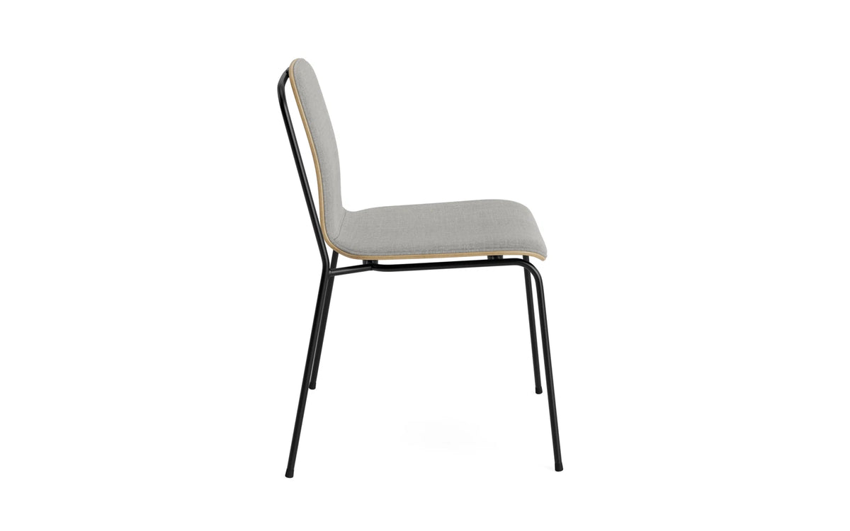 Studio Stuhl Frontpolster Schwarz Stahl Eiche/Remix in Remix 133 präsentiert im Onlineshop von KAQTU Design AG. Stuhl ist von Normann Copenhagen