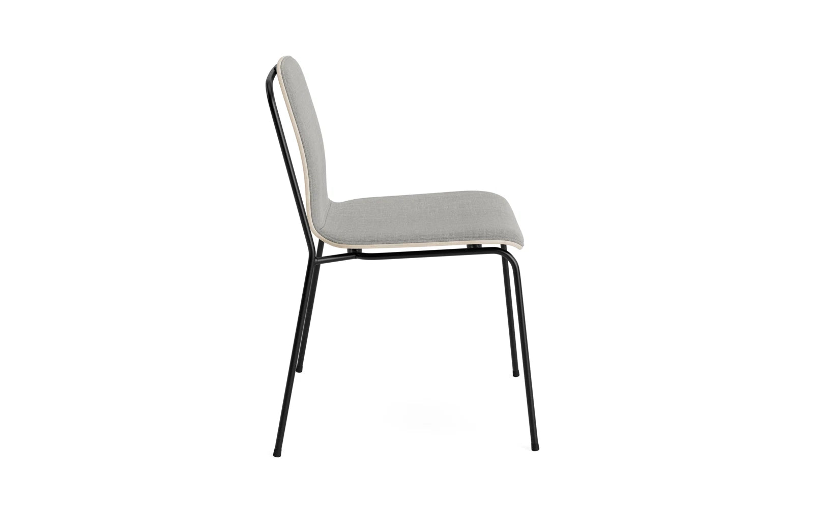 Erleben Sie den stilvollen Studio Stuhl von Normann Copenhagen. Mit seinem schlanken Stahlrahmen und dem hellgrauen Frontpolster bietet er eine perfekte Kombination aus Eleganz und Funktionalität.