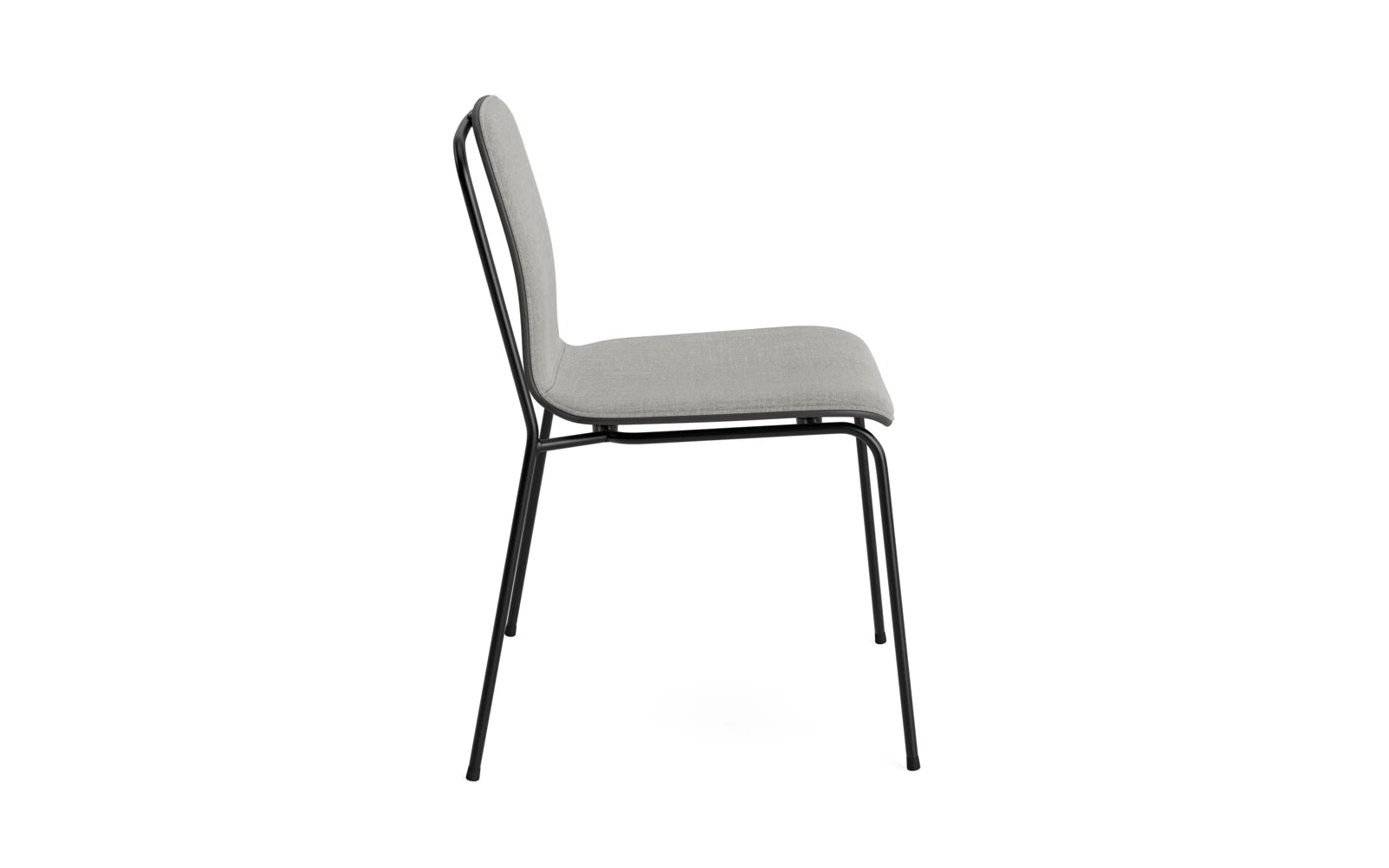 Erleben Sie den Studio Stuhl Frontpolster von Normann Copenhagen: Ein stilvolles Design aus schwarzem Stahl und elegantem Schwarz Remix, ideal für jeden Raum.