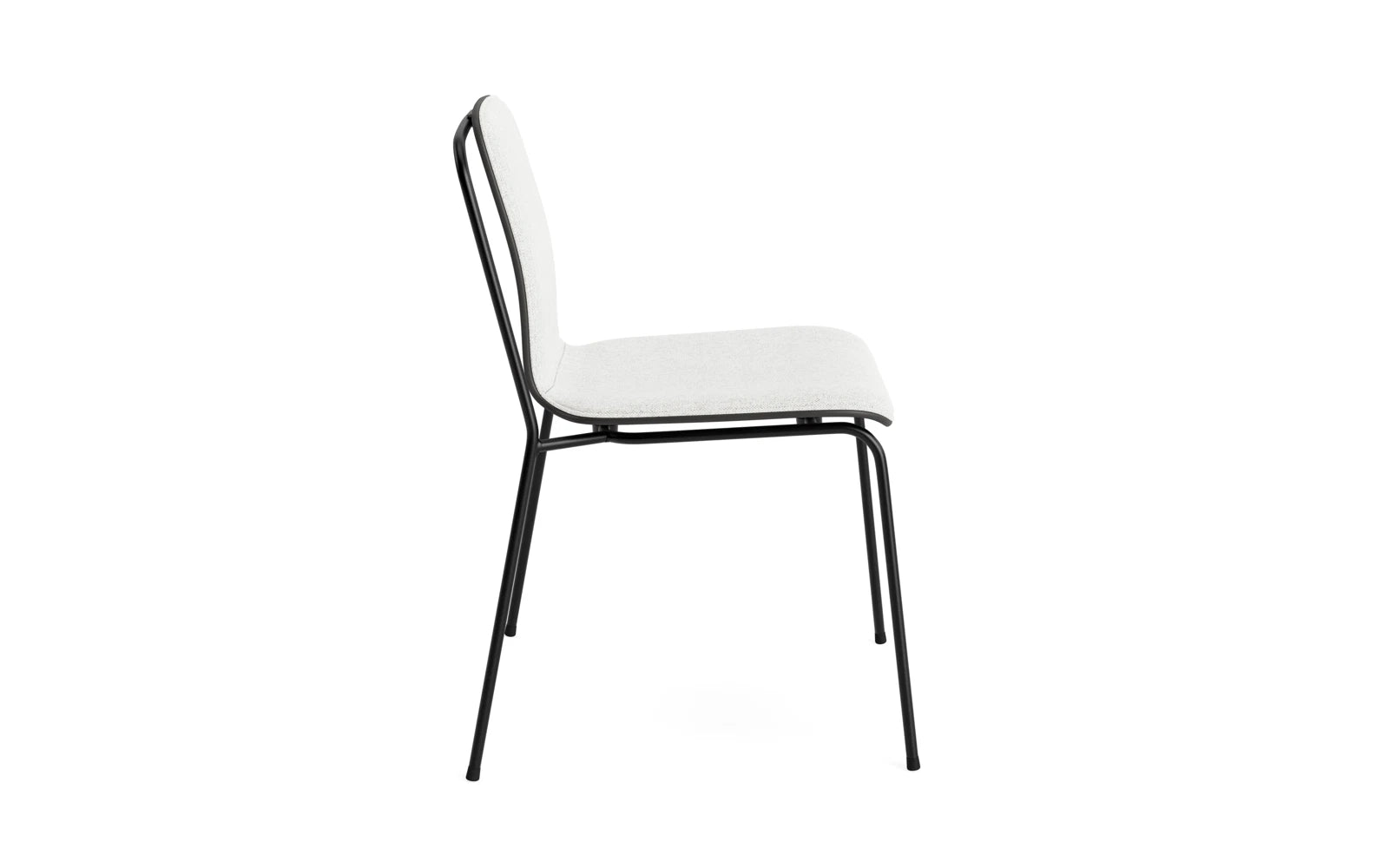 Erleben Sie den Studio Stuhl Frontpolster von Normann Copenhagen – ein stilvolles Möbelstück aus schwarzem Stahl und edlem Hallingdal-Stoff, das Eleganz und Komfort vereint.