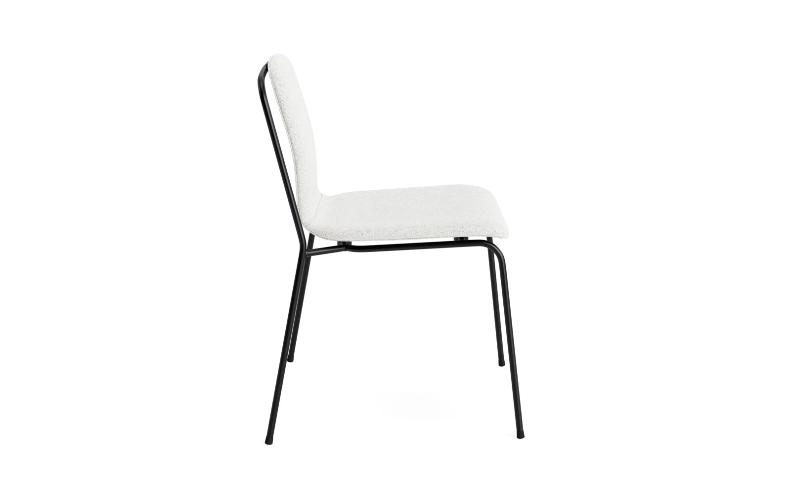 Erleben Sie den Studio Stuhl Vollpolster von Normann Copenhagen: Ein stilvolles Design mit schwarzem Stahlrahmen, das Komfort und moderne Eleganz vereint.