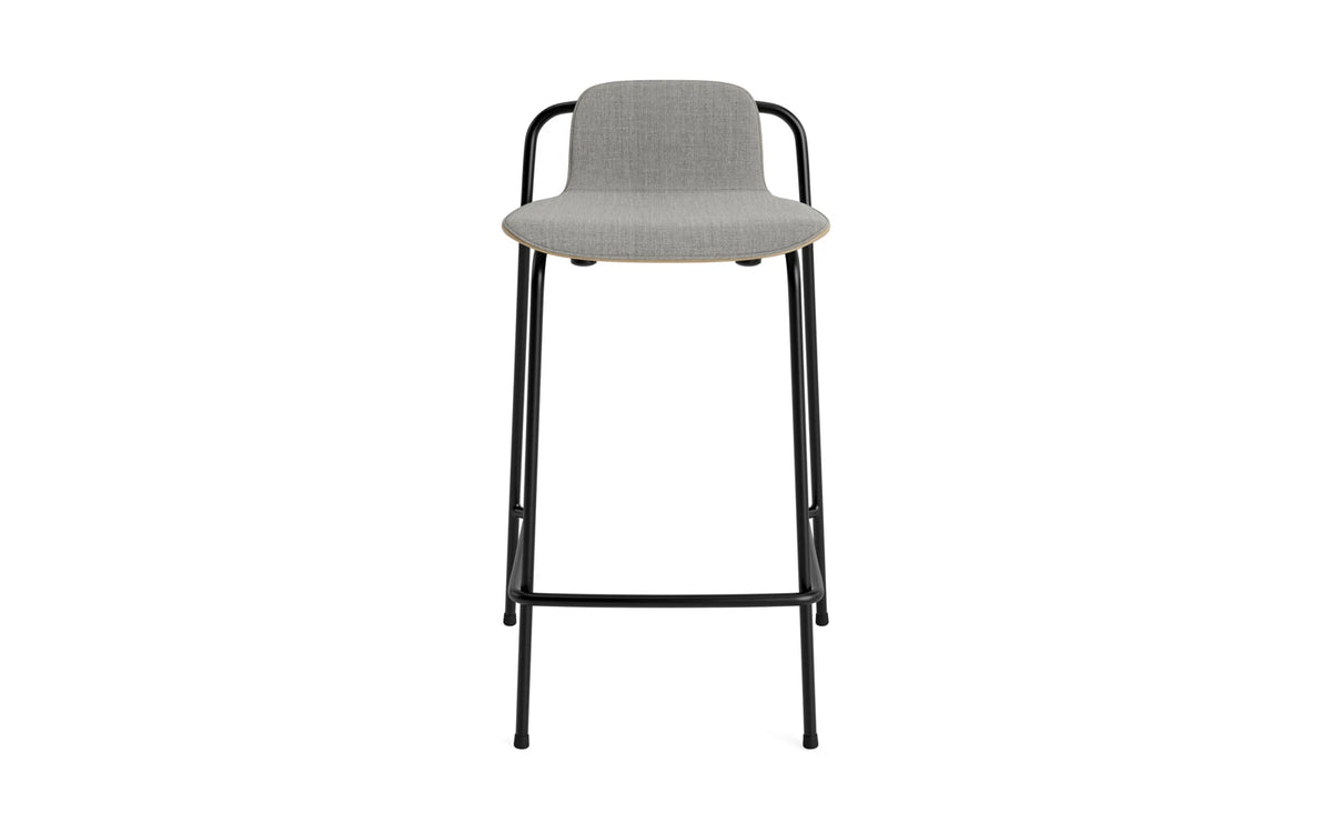 Studio Barstuhl 65 cm frontpolster schwarzes Stahl/ Eiche/ Remix in Remix 133 präsentiert im Onlineshop von KAQTU Design AG. Barhocker ist von Normann Copenhagen