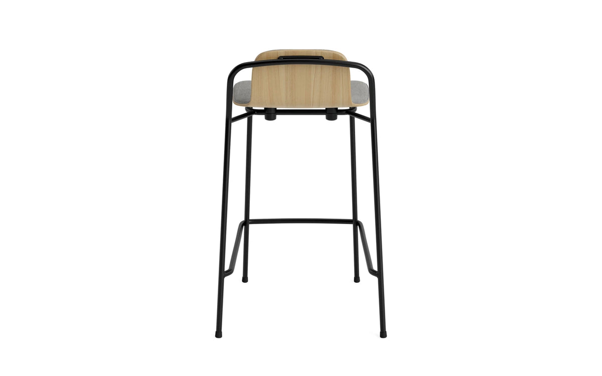 Studio Barstuhl 65 cm frontpolster schwarzes Stahl/ Eiche/ Remix in Remix 133 präsentiert im Onlineshop von KAQTU Design AG. Barhocker ist von Normann Copenhagen