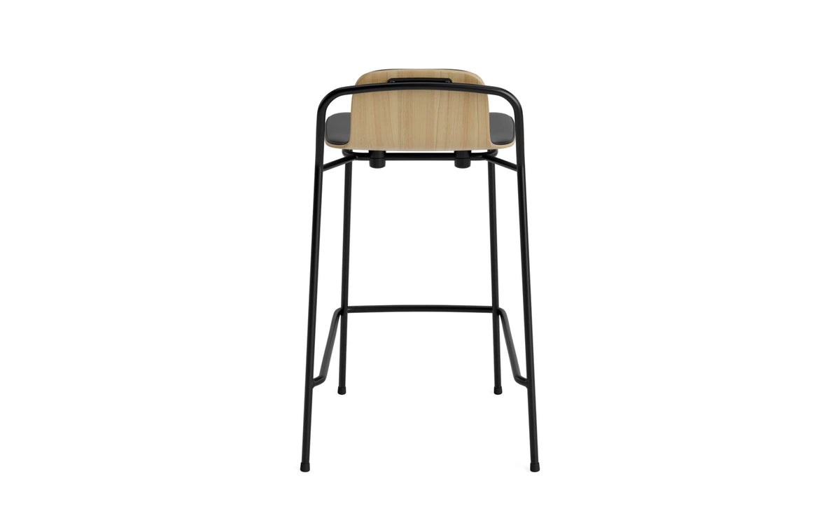 Studio Barstuhl 65 cm frontpolster schwarzes Stahl/ Eiche/ Ultra in Ultra 41599 präsentiert im Onlineshop von KAQTU Design AG. Barstuhl ist von Normann Copenhagen