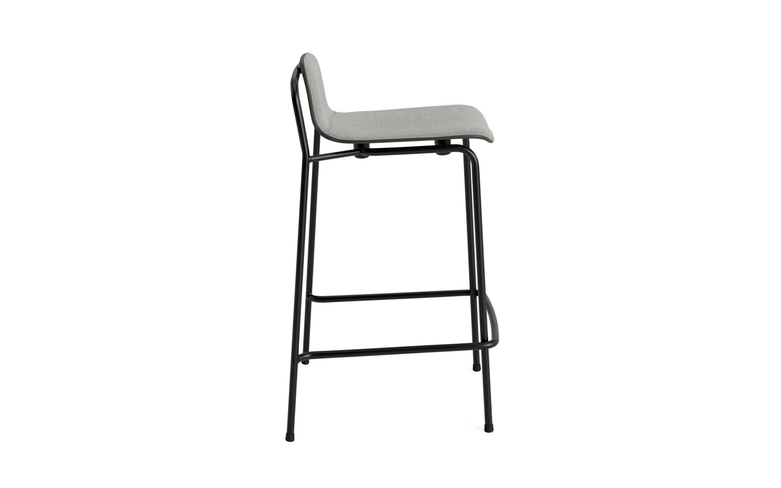 Erleben Sie den stilvollen Studio Barstuhl 65 cm von Normann Copenhagen. Mit seinem eleganten Design aus schwarzem Stahl und komfortablem Remix-Polster ist er ideal für jeden Raum.